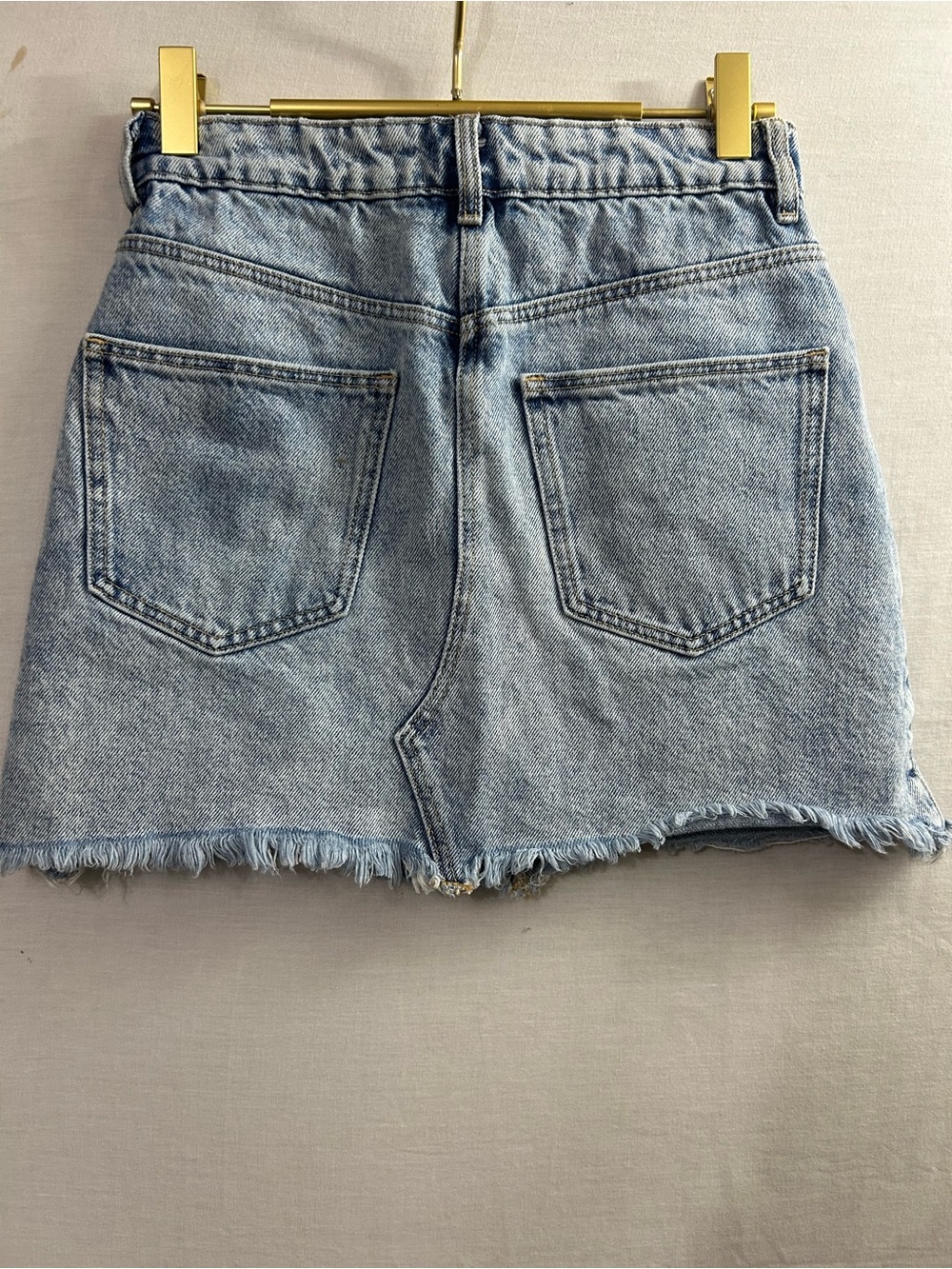 Zara denim skirt featuring a frayed hem and a light wash finish - Picture 2 of 3